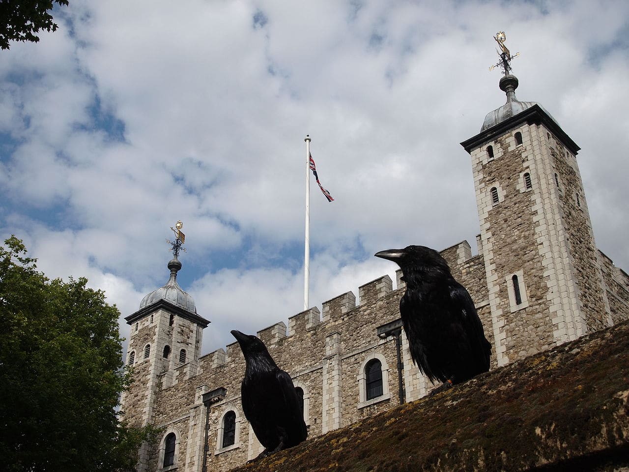 1280px Two Ravens And The Tower Of London